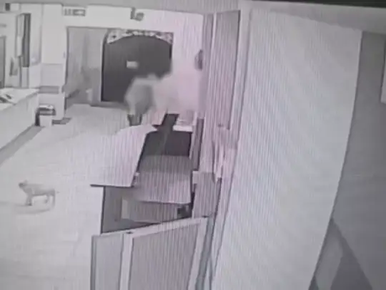 Boso i w piżamie spacerowała nocą po mieście