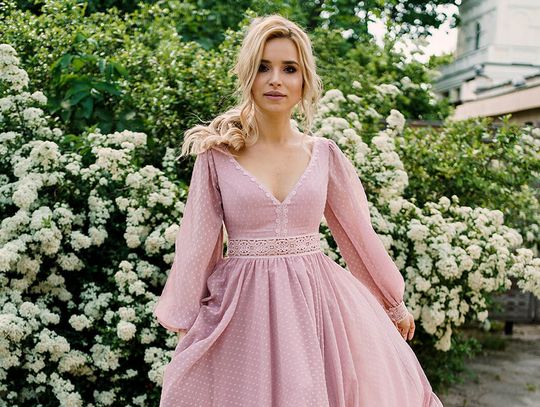 Brudny róż jako odcień sukienki na wesele – czy to dobry wybór?