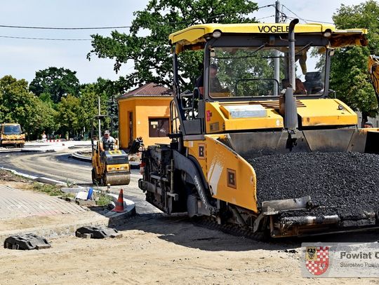 Budowa ronda postępuje. Pierwsza warstwa asfaltu już jest