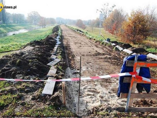 Budują ścieżki na wałach