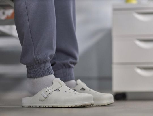 Buty medyczne damskie – jak dobrać obuwie, które chroni zdrowie stóp podczas wielogodzinnych dyżurów?