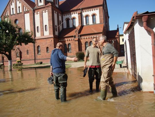 Caritas też wspiera powodzian. Wczoraj dostarczono osuszacze, kalosze, wodery....