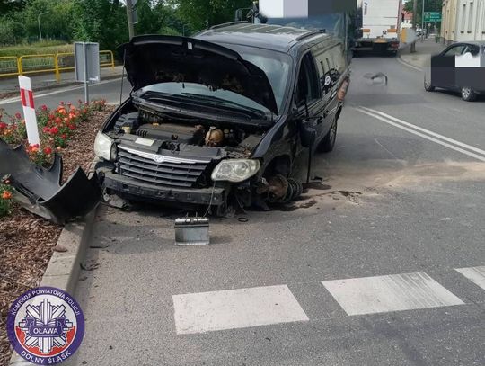 Uderzył w inny pojazd, staranował barierki i zatrzymał się na budynku