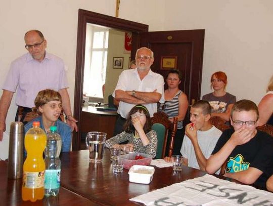 Chcą szkoły, nie wyjdą z urzędu