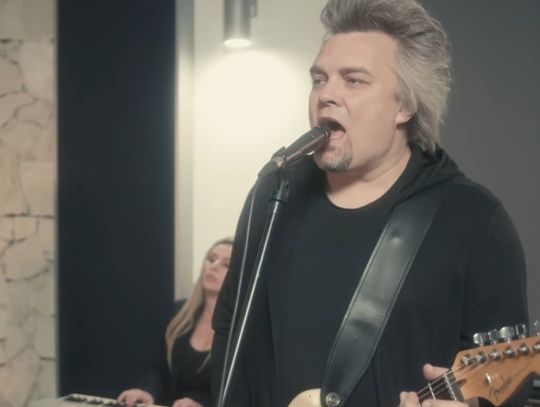 Cugowski i muzycy z Bajmu wzięli się za klasyk Deep Purple. Dla Ukrainy