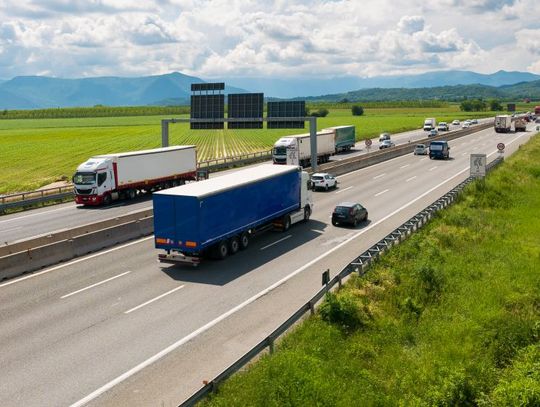 Czy prawo reguluje minimalną prędkość na autostradzie?