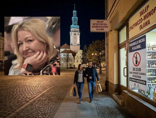 Ludzie patrzą na nocną witrynę sklepu w Oławie z alkoholem