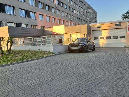 Czy właściciel tego bmw parkuje zgodnie z prawem?