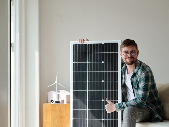 Czym zajmuje się technik urządzeń i systemów energetyki odnawialnej, gdzie może pracować?