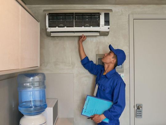 Czyszczenie klimatyzacji w domu – co możesz zrobić samodzielnie, a co zostawić serwisantowi?