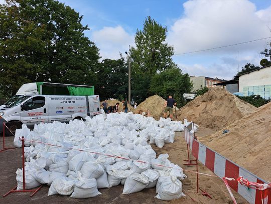 Dają po 15 sztuk worków i czekają na kolejną dostawę