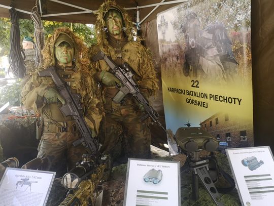 Defilada, orkiestra, pokaz sprzętu wojskowego w Rynku