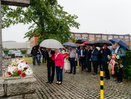 Deszczowe obchody pod Krzyżem Solidarności