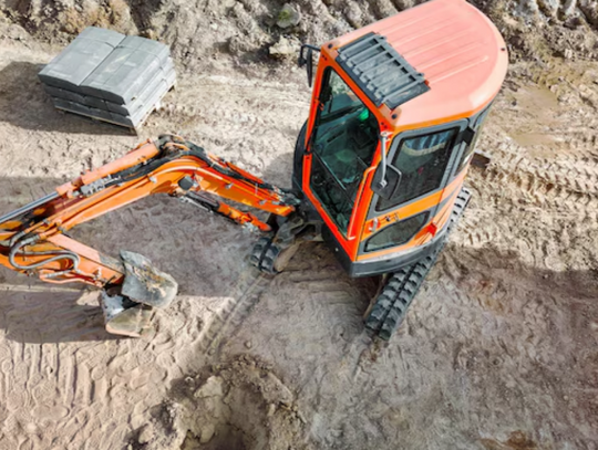 Dlaczego precyzja w wykopie pod kanalizację jest tak ważna i jak pomaga w tym nowoczesny sprzęt?