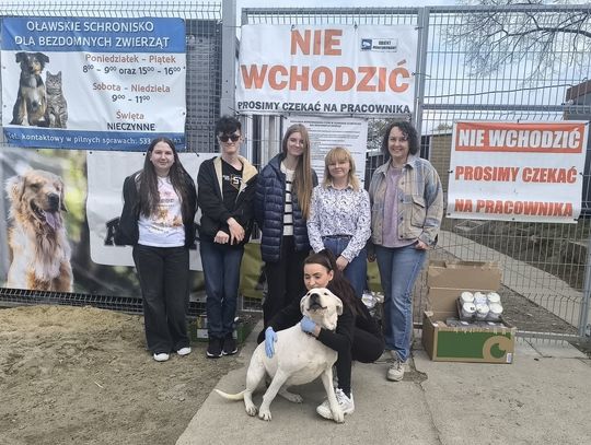 Dochód z kawiarenki poszedł na karmę dla psów i kotów, a powitała ich Princessa