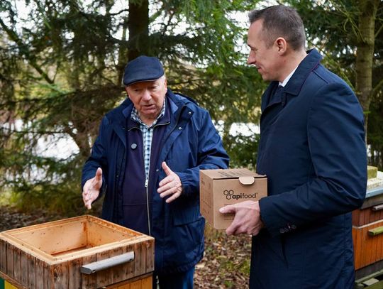 Dolny Śląsk wspiera pszczelarzy – Samorząd przekazuje ciasto pszczele