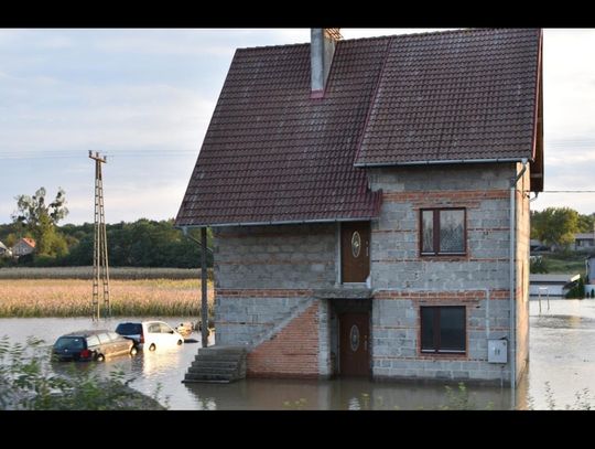 Powódź zniszczyła dom jej wujka