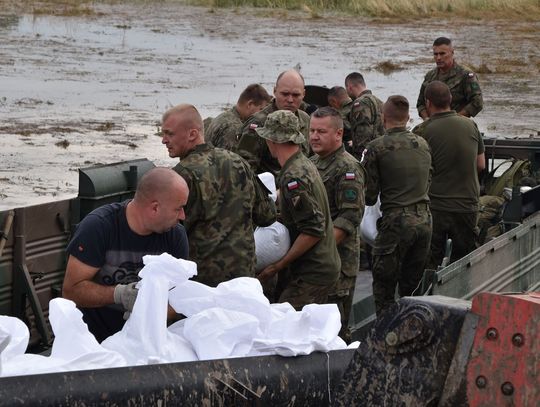 Dramatyczna walka w Ścinawie. Potrzebni ludzie! [ZDJĘCIA]