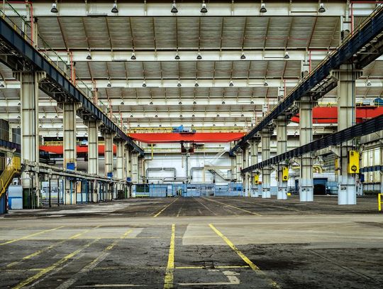 Drogi transportowe w magazynie – jak je wyznaczyć i oznakować zgodnie z przepisami