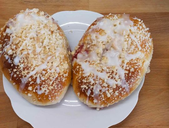 Drożdżówki z truskawkami. Przepis od czytelniczki