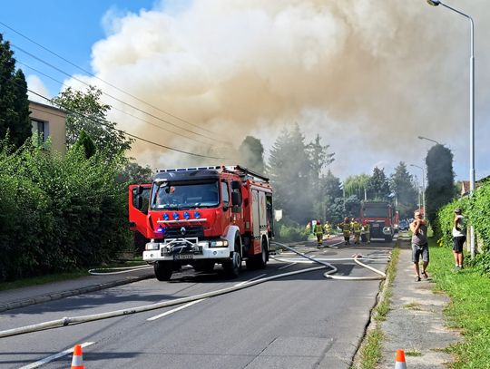 Duży pożar na Nowodojazdowej