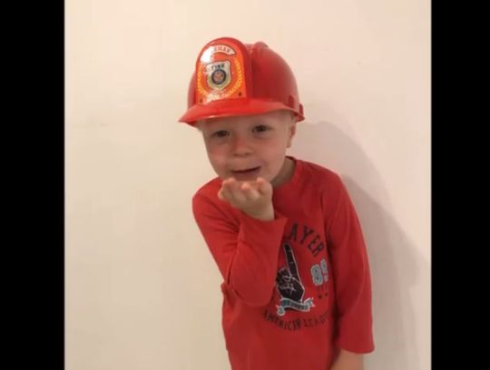 Dzieci przesyłają życzenia dla naszych strażaków. VIDEO