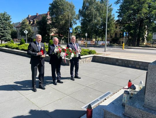 Samorządowcy powiatowi świętowali pod Pomnikiem Niepodległej