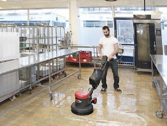 Etapy mycia podłóg a skuteczność w usuwaniu zanieczyszczeń