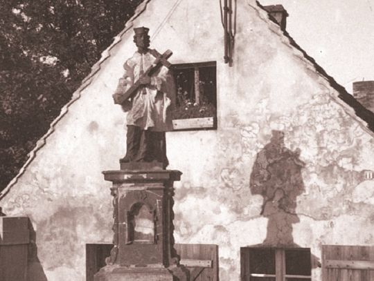 Figura świętego Jana Nepomucena przy moście, obok obecnej ulicy Kutrowskiego