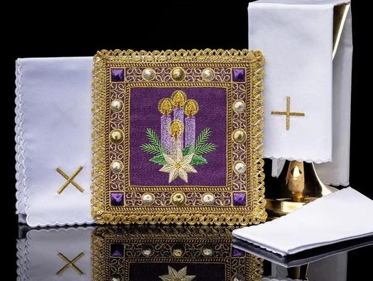 Fioletowe Stuły na Adwent: Wyraz Pokory i Przygotowania