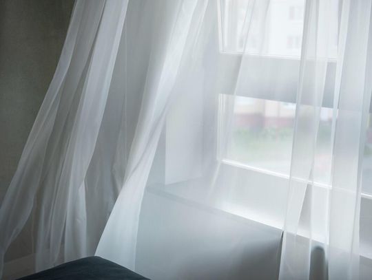 Firany woalowe – lekkość i elegancja w nowoczesnych wnętrzach