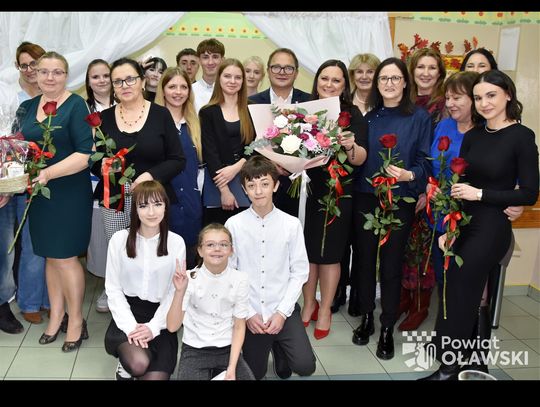 Fotka z pracownikami socjalnymi, bo... to był Ich dzień! Fotka z pracownikami socjalnymi, bo... to był Ich dzień!