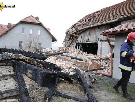 Fragment stodoły przewrócił się na budynek