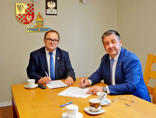 Gmina Oława współfinansuje inwestycje powiatu. Podpisano umowy dotacyjne