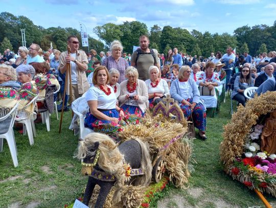 Godzikowice na dożynkach z wieńcem z Maszkowa