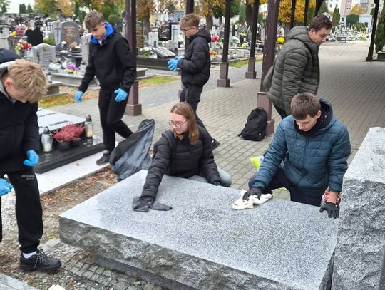 Groby lokalnych bohaterów uporządkowane