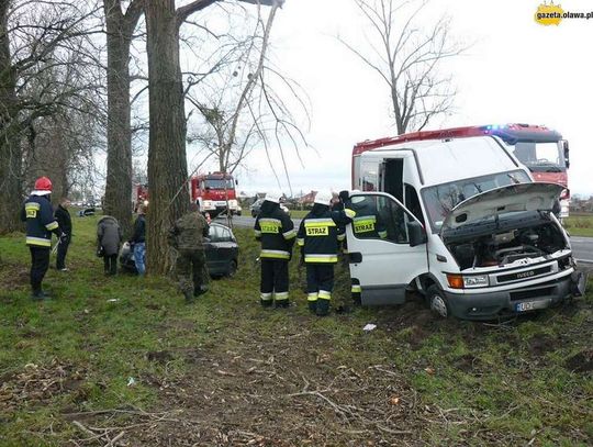 Groźna czołówka osobówki z busem