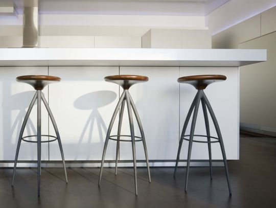 Hokery do kuchni: Jak wybrać idealny model do wyspy kuchennej?