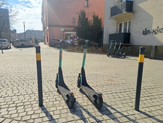 Hulajnogi zmieniły miejsce parkowania