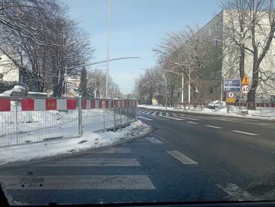 I jak tu teraz wyjechać? Nie dość, że ślisko, to niewiele widać