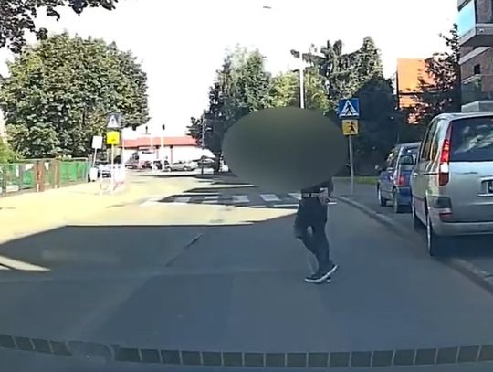 Idzie wprost pod auto, a pasy ma kilka metrów dalej!