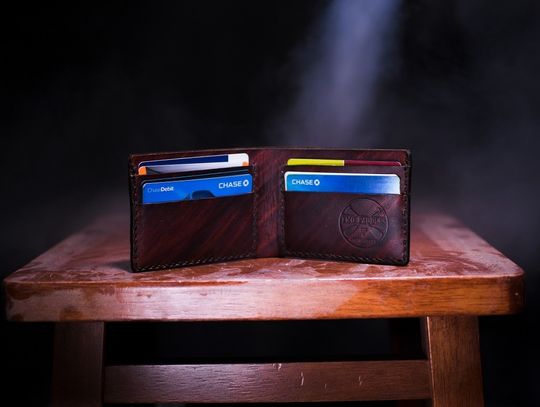 Ile w rzeczywistości kosztuje utrzymanie karty płatniczej?