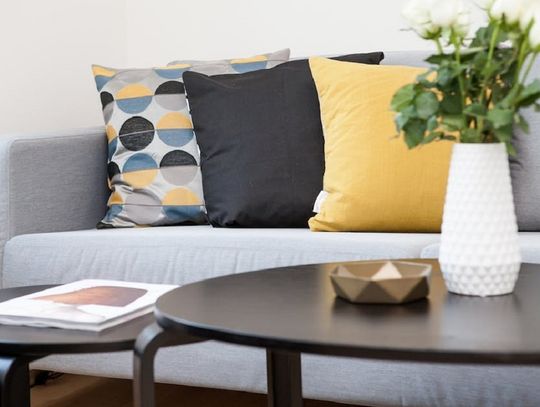 Jak poduszki mogą stać się funkcjonalną ozdobą w salonie? Jak poduszki mogą stać się funkcjonalną ozdobą w salonie?