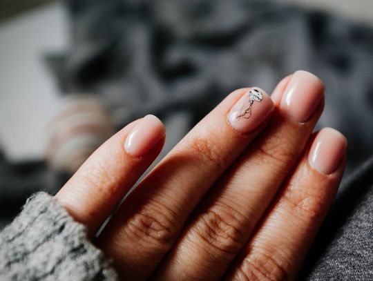 Jak samodzielnie wystylizować piękne paznokcie niczym z salonu? Sprawdź!