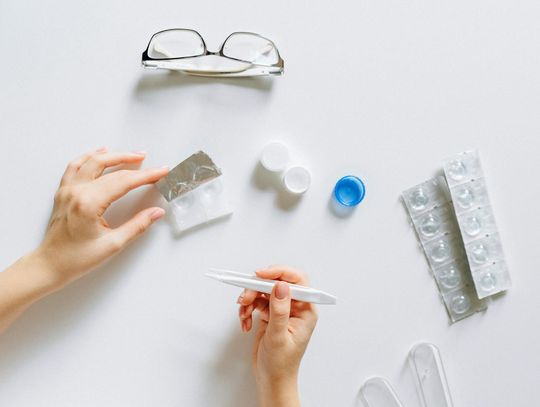 Jak się przebrać na imprezę kostiumową? Kolorowe soczewki zerówki