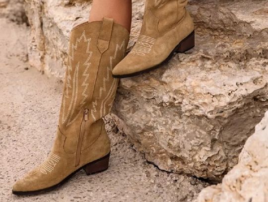 Jak stylizować kowbojki na różne okazje: Praktyczny poradnik