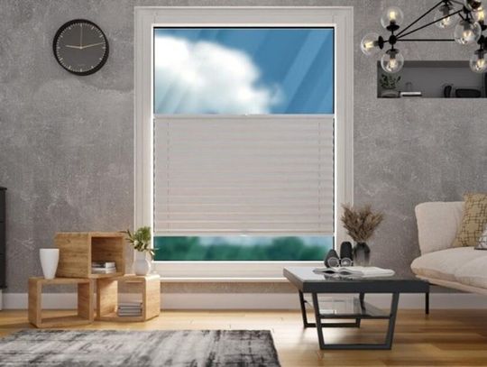 Jak stylowo wyposażyć wnętrza? Rolety plisowane jako modna osłona okna