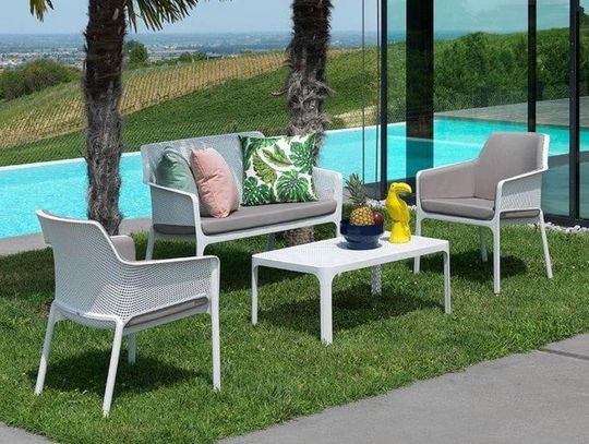 Jak urządzić nowoczesną restaurację z modułowymi meblami ogrodowymi i nie tylko?