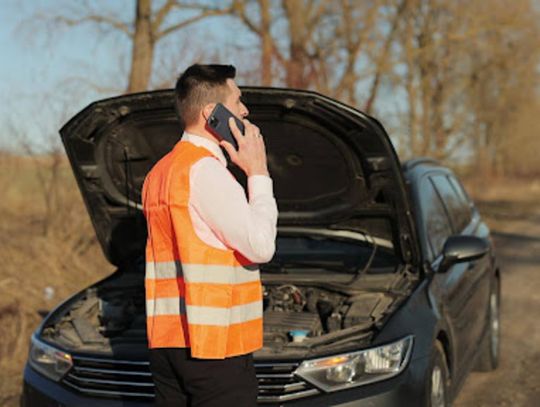 Jak wybrać i kiedy wezwać pomoc drogową – radzi specjalista z Olkusza