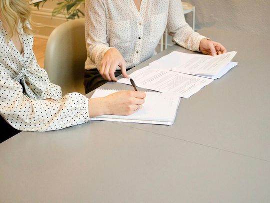 Jak wybrać odpowiednią szafę do przechowywania dokumentów?